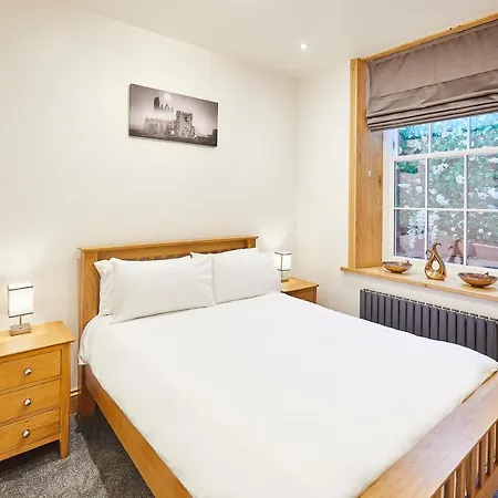 Host & - Knight Retreat Апартаменты *