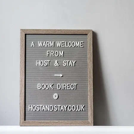 Host & - Knight Retreat Уитби