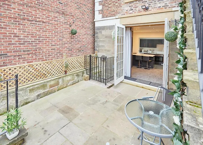 Host & - Knight Retreat Whitby