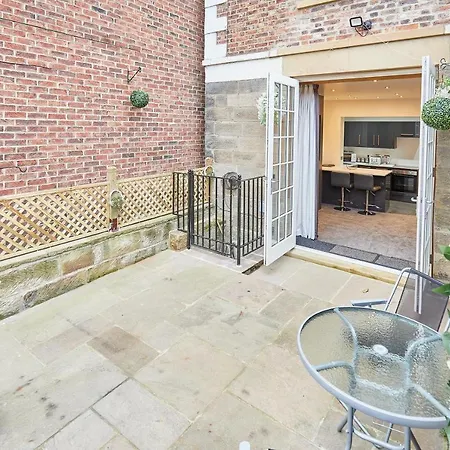 Host & - Knight Retreat Whitby